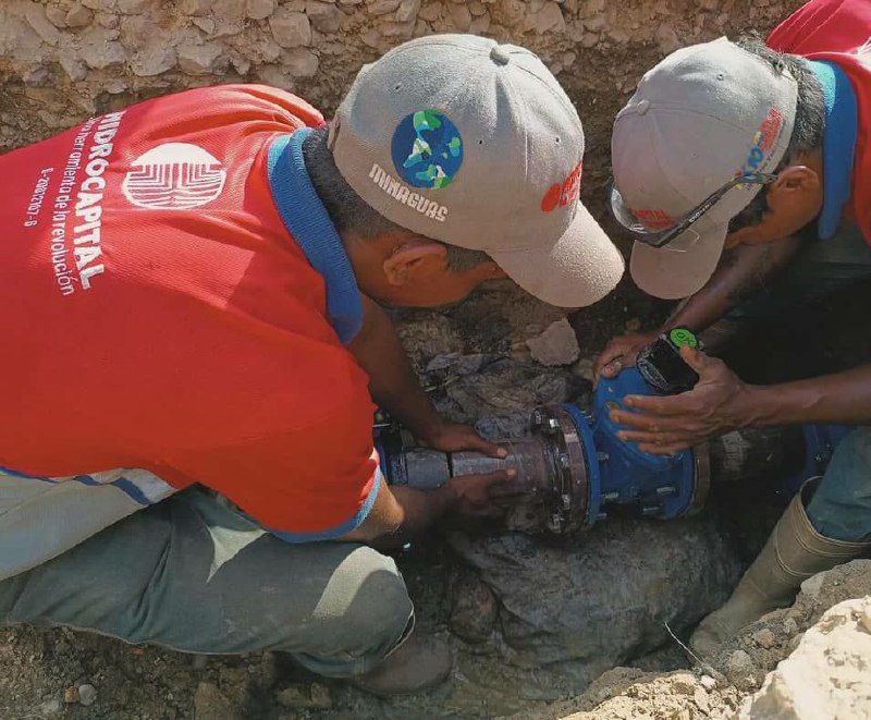 Sustituyen válvula de agua en La Dolorita con sistema del 1×10 del Buen Gobierno