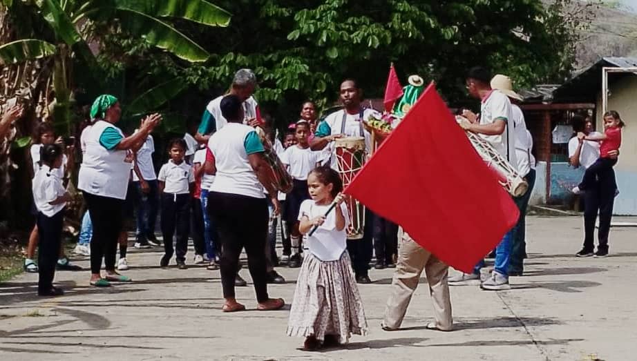 Estudiantes bailan a San Juan Bautista en Santa Lucía