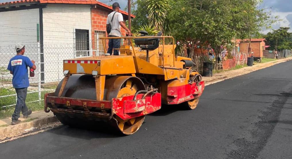 Asfaltan calles de Comuna Josefa Camejo de Santa Teresa del Tuy