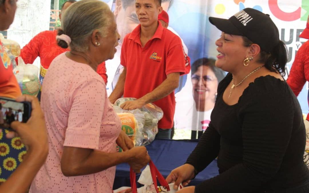 Abuelos de Buroz recibieron CLAP especial