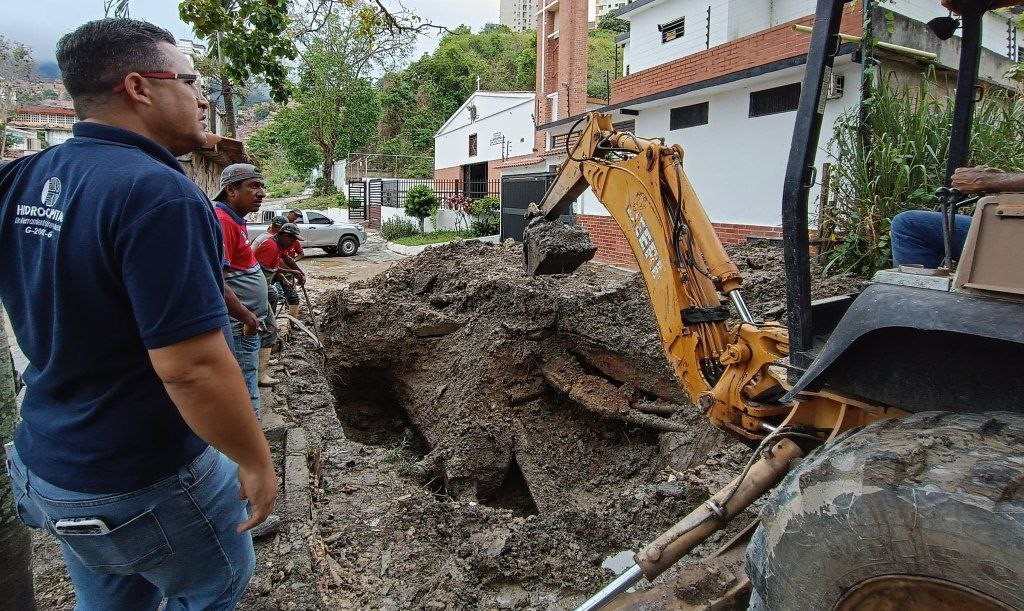 Reparan tubería de agua potable en Lomas del Ávila mediante 1×10 del Buen Gobierno