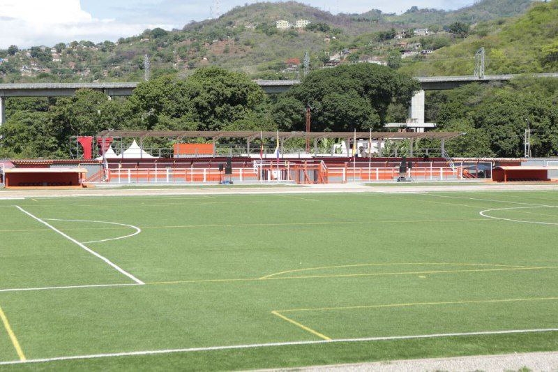 Jefe de Estado entregó cancha de fútbol de grama artificial en Charallave