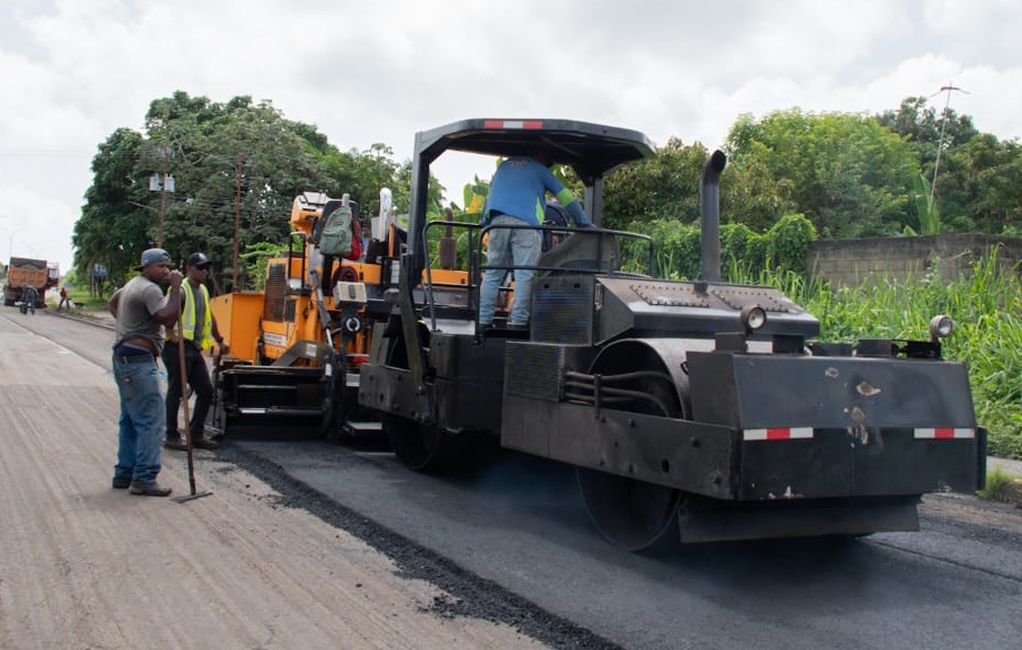 Inspeccionan trabajos de renovación vial en Barlovento