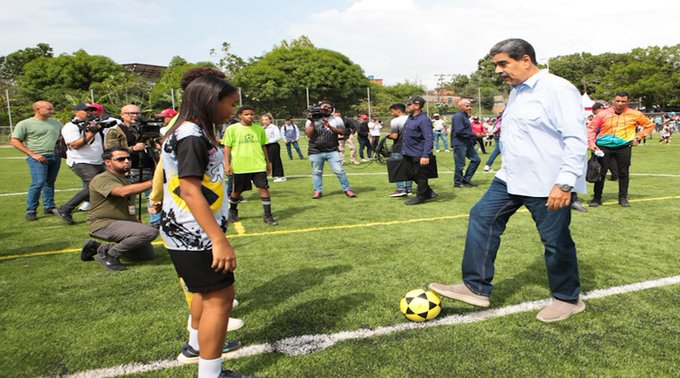 Presidente Maduro inauguró cancha de fútbol con grama artificial en Marizapa