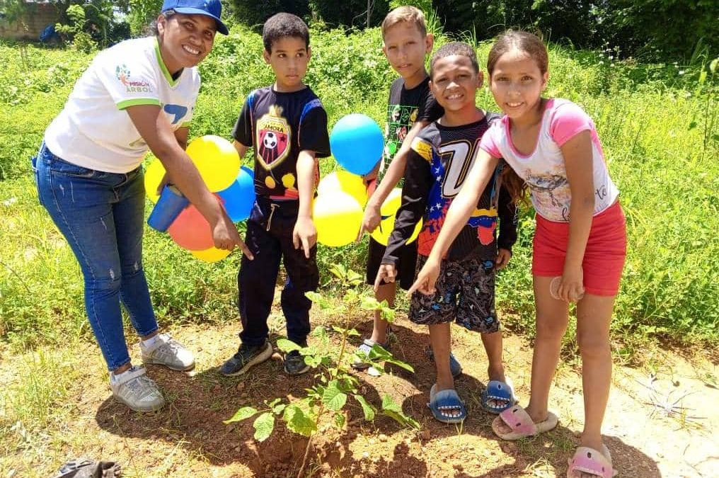 Siembran 70 árboles en urbanización Manguito VI de Altos de Soapire