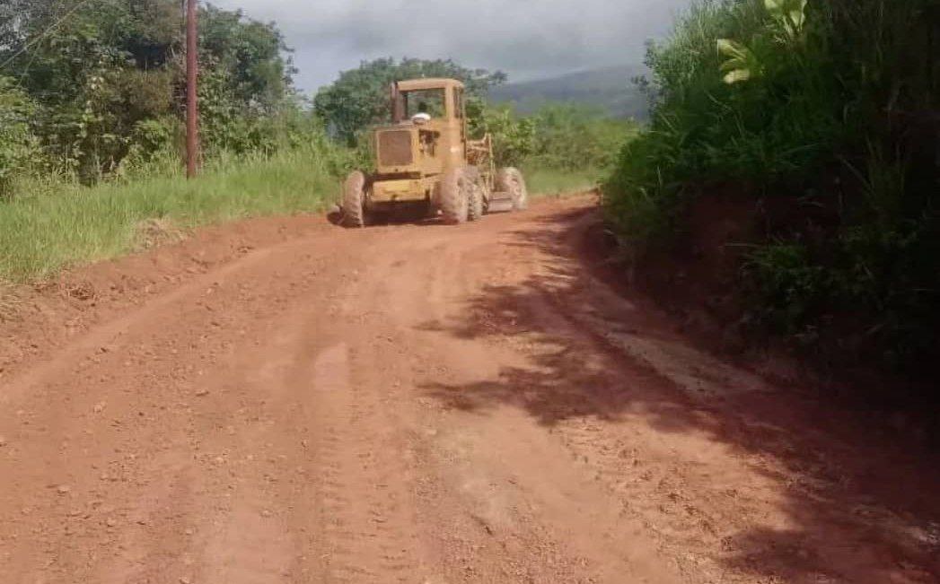 Reparan vía agrícola de El Latón en Acevedo