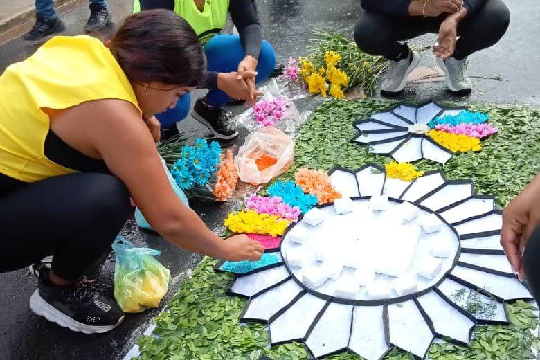 Araira se vistió con  alfombra de flores para homenajear a la Virgen del Carmen