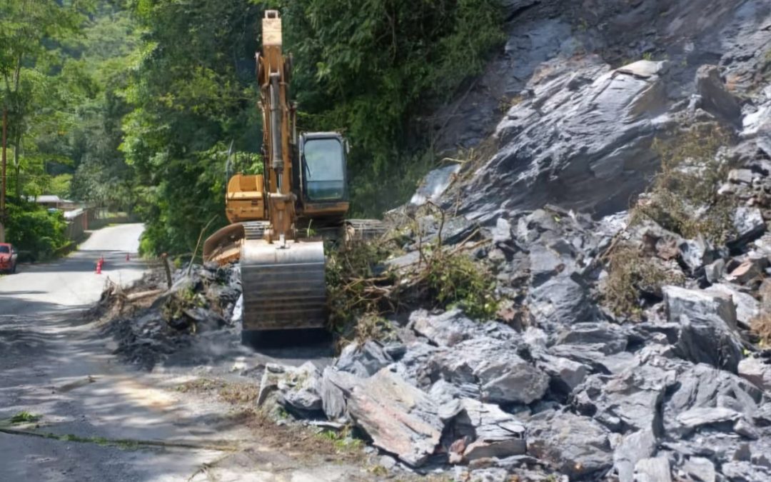 Despejan vías en Cortada del Guayabo tras deslizamiento de tierra por lluvias