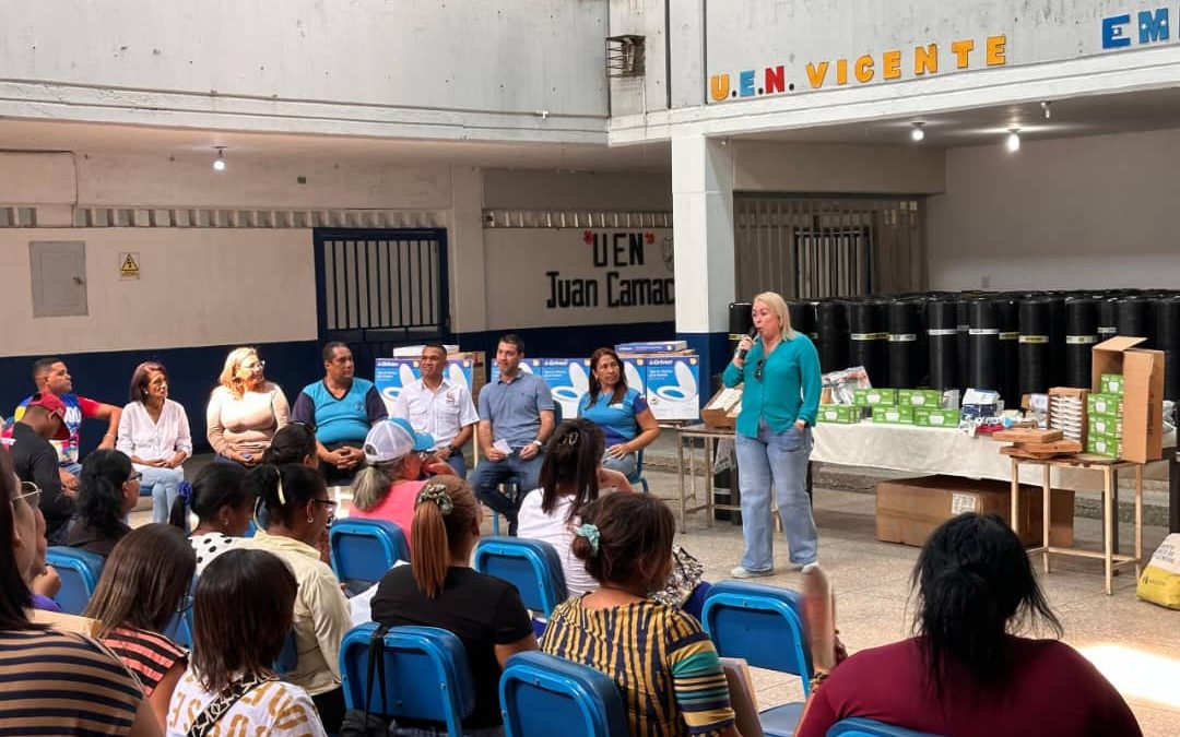 Entregan materiales para rehabilitación de escuela Vicente Emilio Sojo