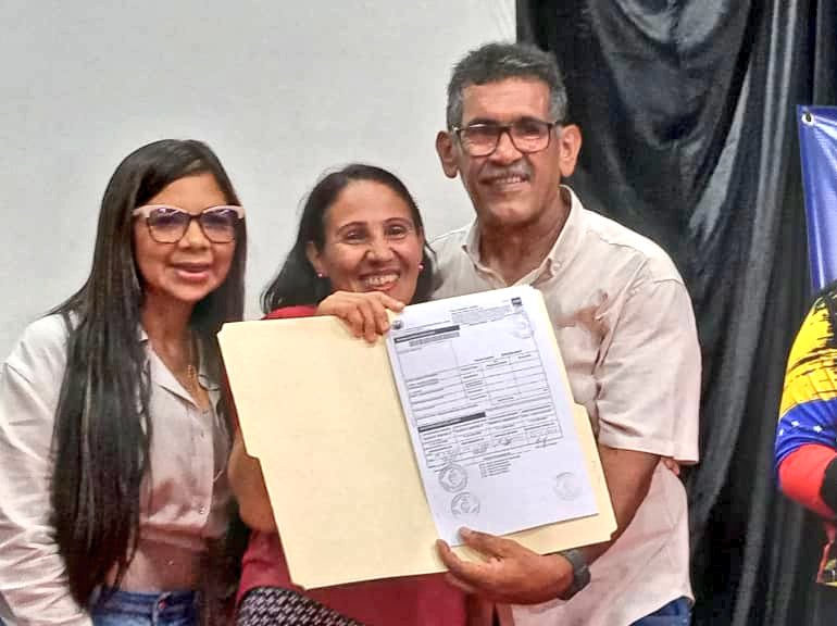 Entregan 304 títulos de propiedad de tierras urbanas en Santa Lucia