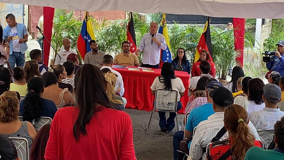 Familias de Los Teques recibieron títulos de tierra urbana
