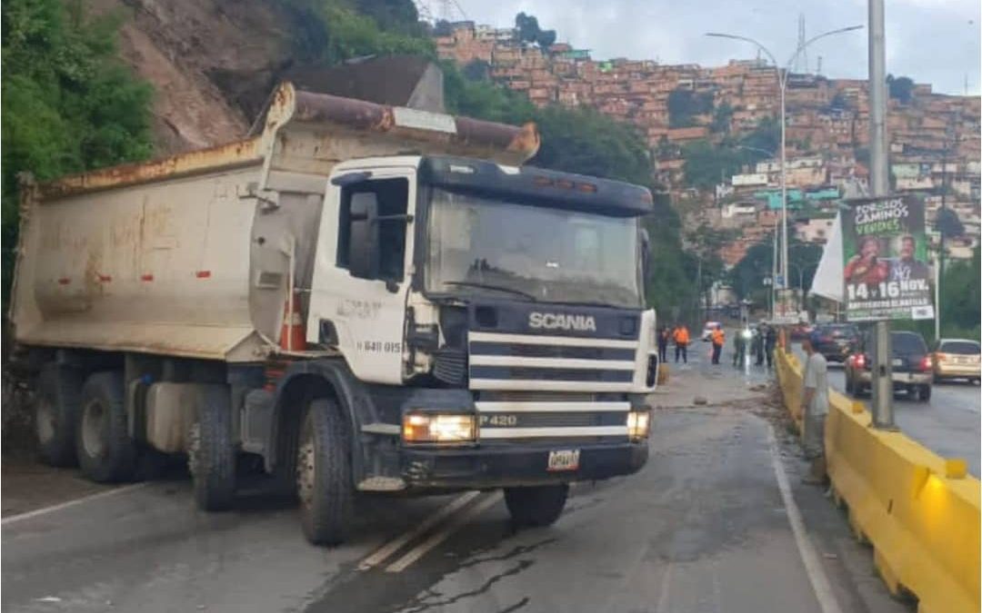 Atienden derrumbes en carretera Panamericana