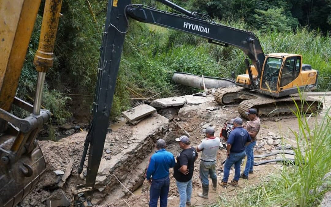 Reparan avería en tubería matriz en San Antonio de Los Altos