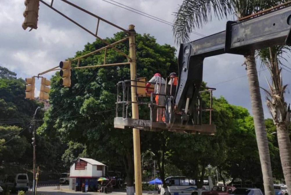 Realizan mantenimiento de semáforos en la carretera Panamericana