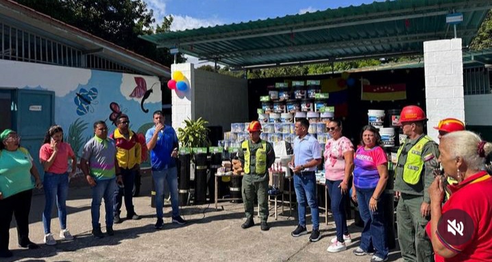 Escuelas de Guatire reciben insumos para rehabilitación a través de las Bricomiles