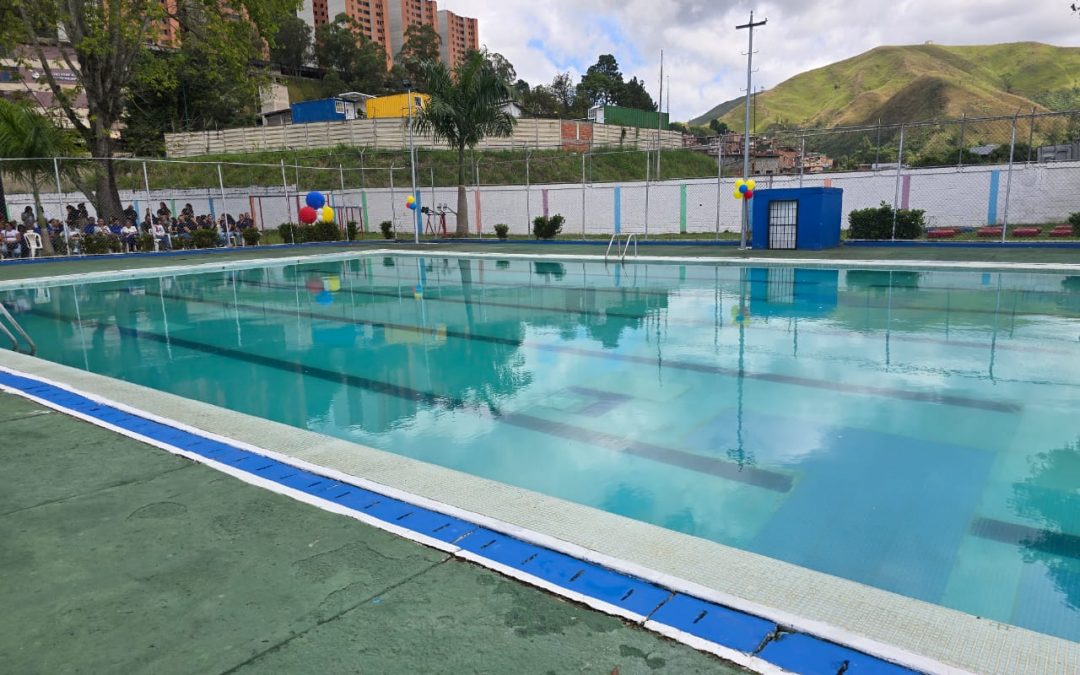 Entregan completamente rehabilitada piscina del Sepinami en Los Teques