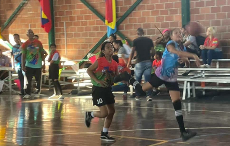 Medallas de oro en balonmano de Juegos Comunitarios Miranda 2024 son de Guaicaipuro