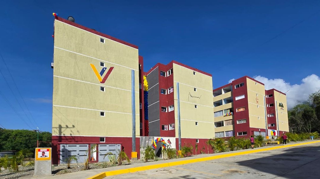 Gobierno Bolivariano entregó apartamentos a familias de Guarenas