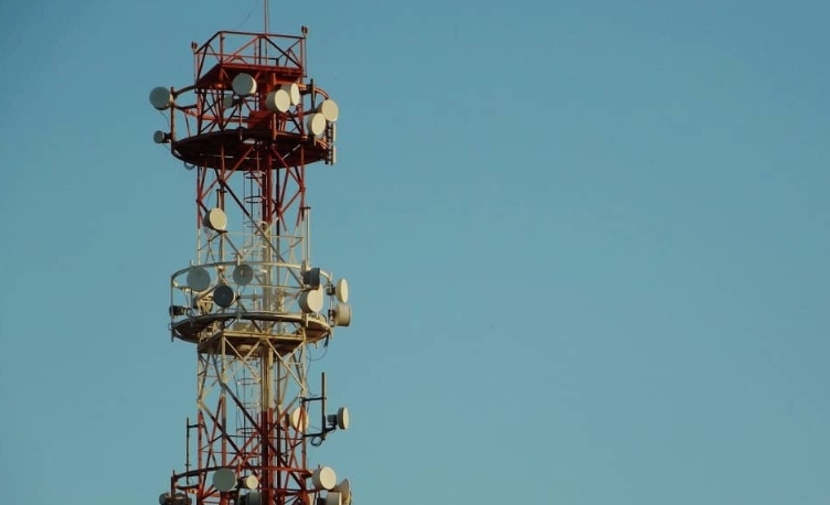 Potencian señal de telefonía móvil en Guaicaipuro con optimización de antena Cumbre Roja