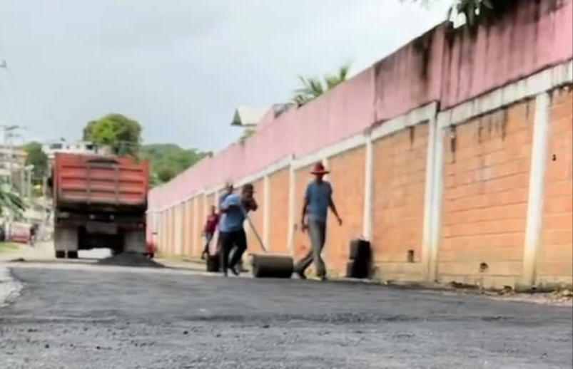 Optimizan vías del casco central de Santa Lucía con colocación de asfalto