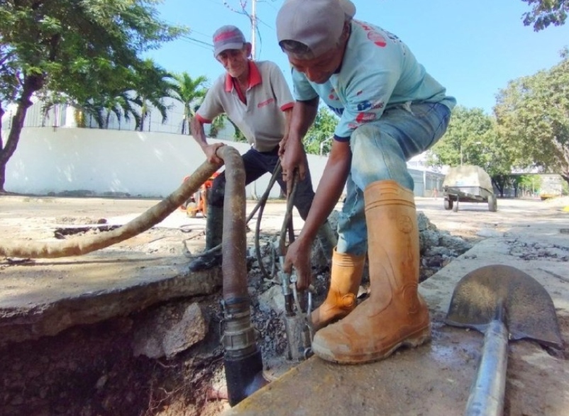 Realizan trabajos de reparación en tubería de agua potable en sector Morocopo