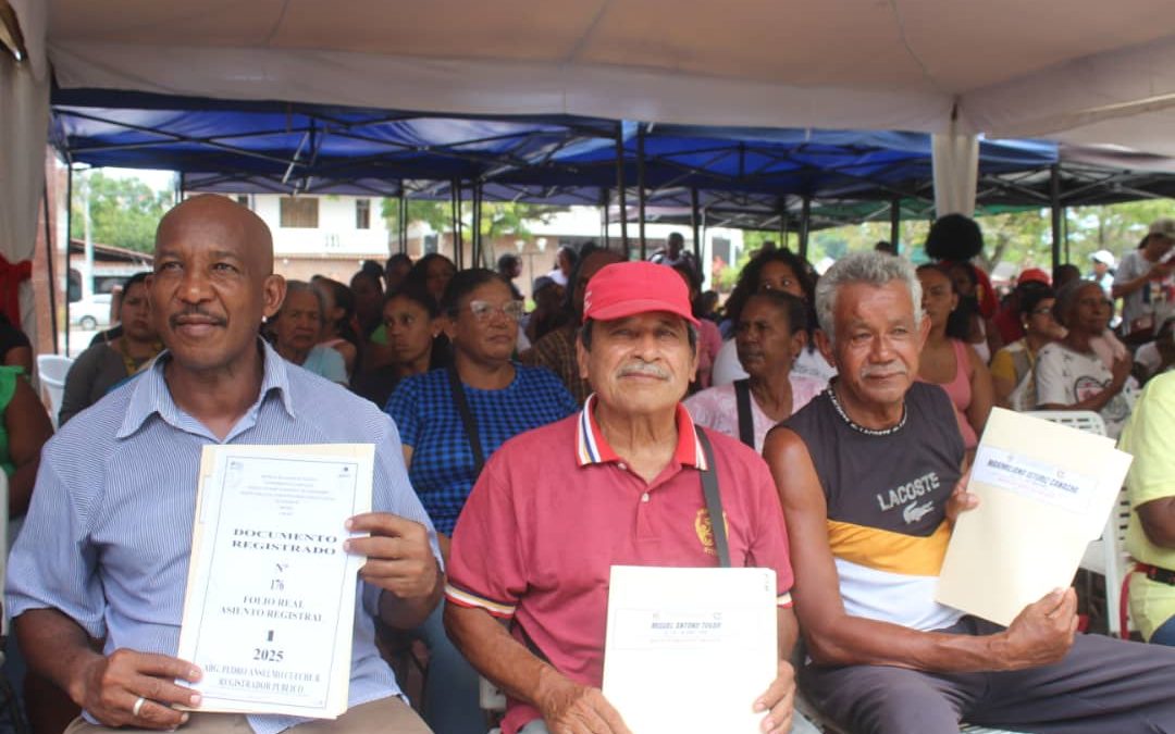 Habitantes de Mamporal dignificados con entrega de títulos de tierras urbanas