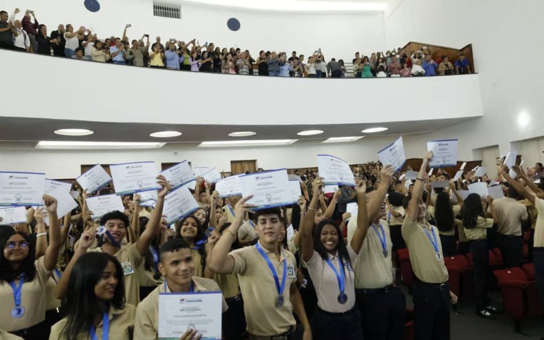 Miranda premia a los estudiantes con los promedios más altos del país