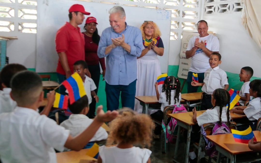 Gobernador Elio Serrano entregó totalmente renovada escuela Los Cocos en Acevedo