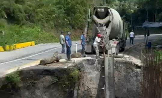 Avanzan trabajos de reparación de falla de borde en vía del Parque Nacional Guatopo