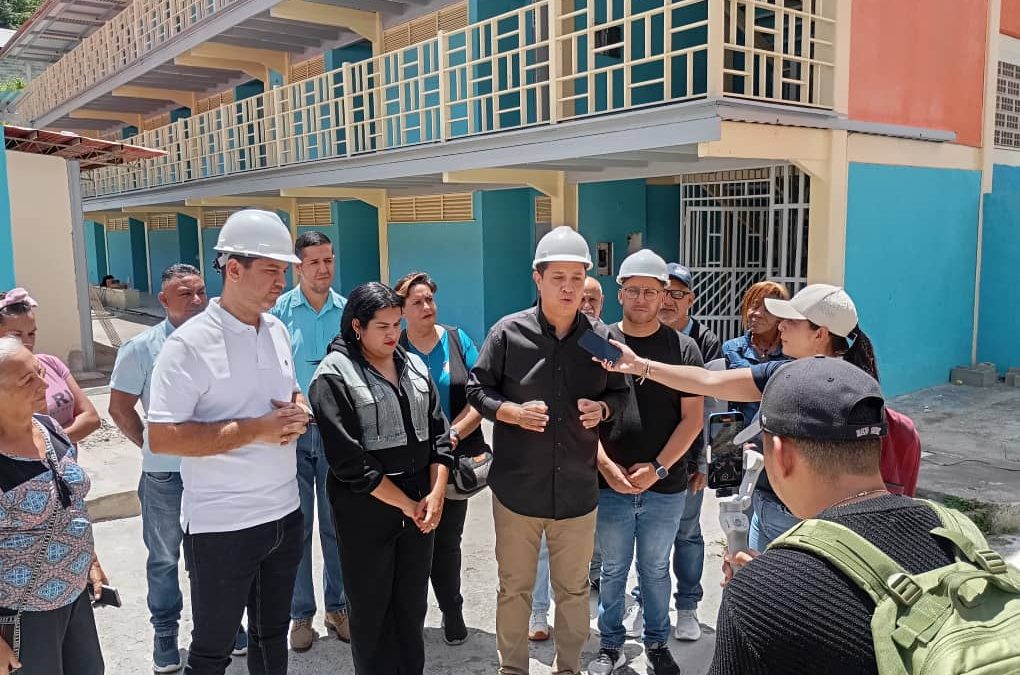 Supervisan rehabilitación integral de escuela Carmen Rosales Gómez en Los Teques