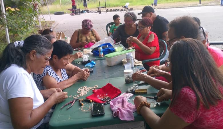 Miranda promueve memoria e identidad con talleres de rosarios para abuelos de Guatire