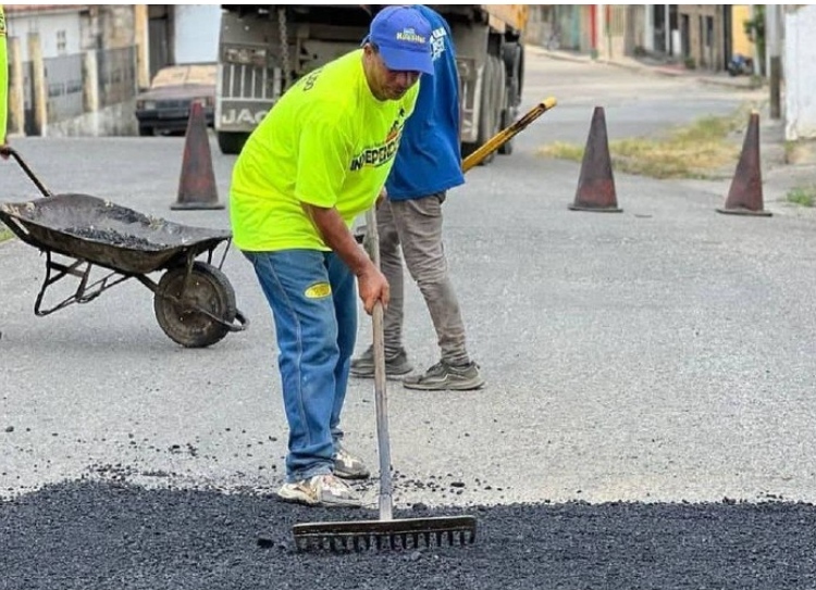 Colocan más de 180 toneladas de asfalto en municipio Andrés Bello