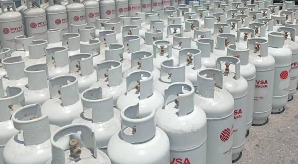 Sustituyen 150 cilindros de gas en comunidad El Rosario del municipio Baruta