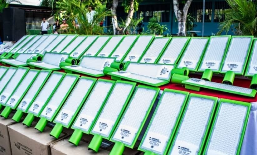 Gobierno Bolivariano entrega 80 luminarias a comunidad Brisas de Oriente de Carrizal
