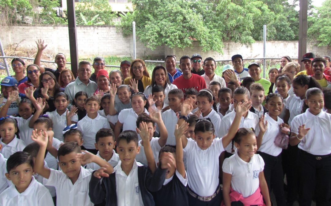 Niños y jóvenes de Charallave volvieron a las aulas con escuelas renovadas