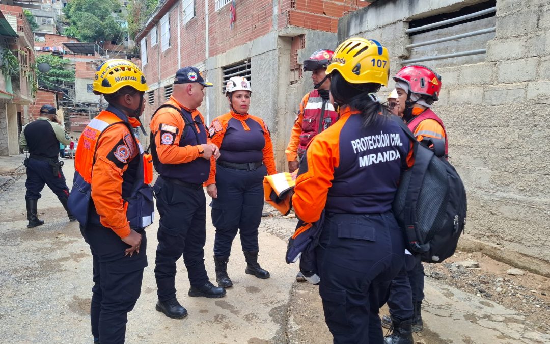 Gobierno Bolivariano asiste a familias afectadas por ruptura de tubería en El Hatillo