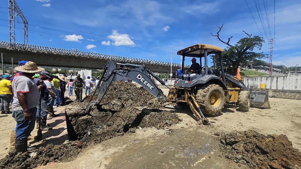 Supervisan obras de renovación y arreglo de tubería de agua en Parque Francisco de Miranda de Charallave