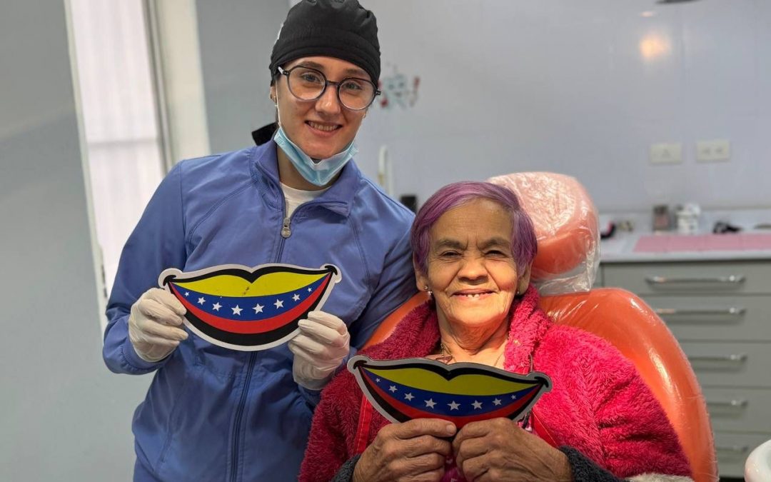 Prótesis dentales gratuitas devuelven sonrisa a 80 adultos mayores en Los Teques