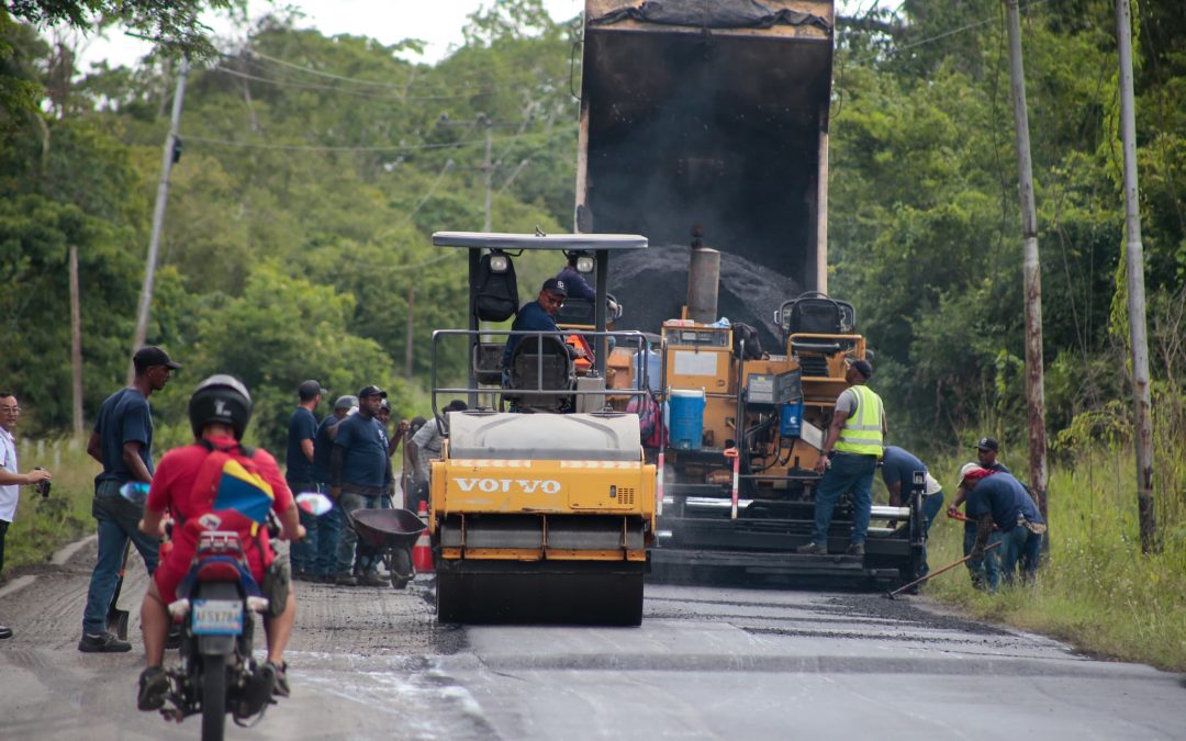 Gobernador Elio Serrano supervisa asfaltado en vía Río Chico-El Guapo
