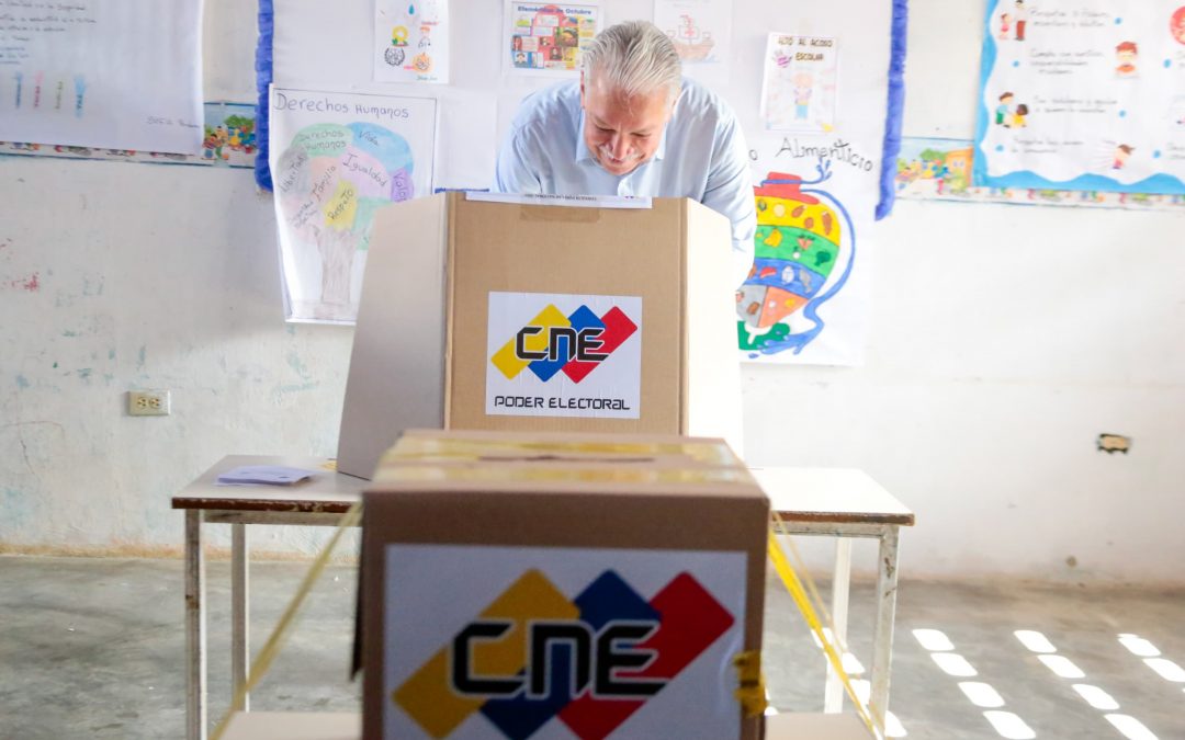 Gobernador Elio Serrano votó en Santa Lucía durante la 4ta Consulta Popular