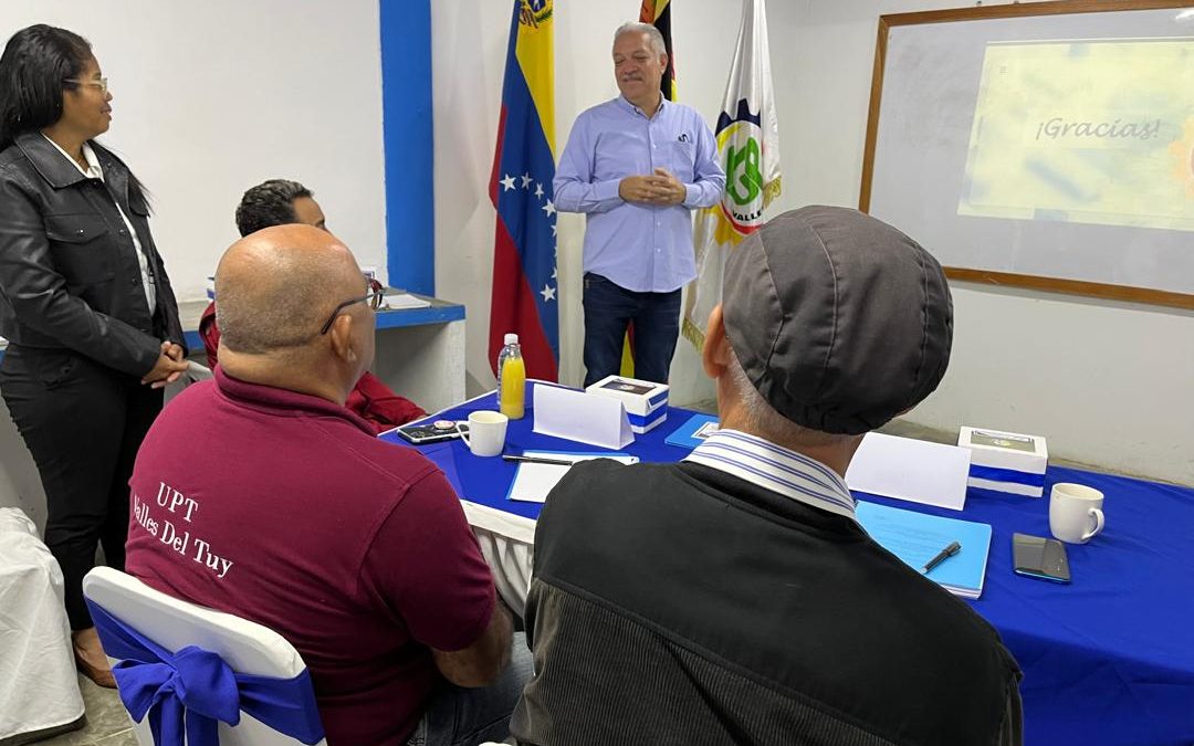 Gobernador Elio Serrano aprueba tesis para optar al título de Ingeniero en Mantenimiento