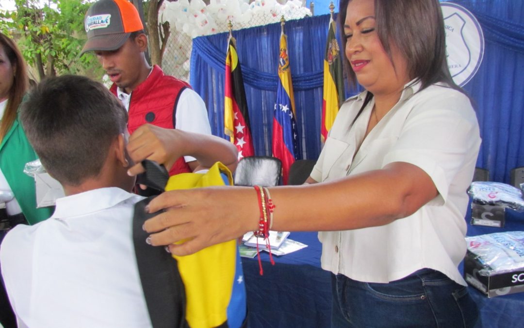 Entregan dotación escolar a estudiantes del colegio Policarpo Farrera en Charallave
