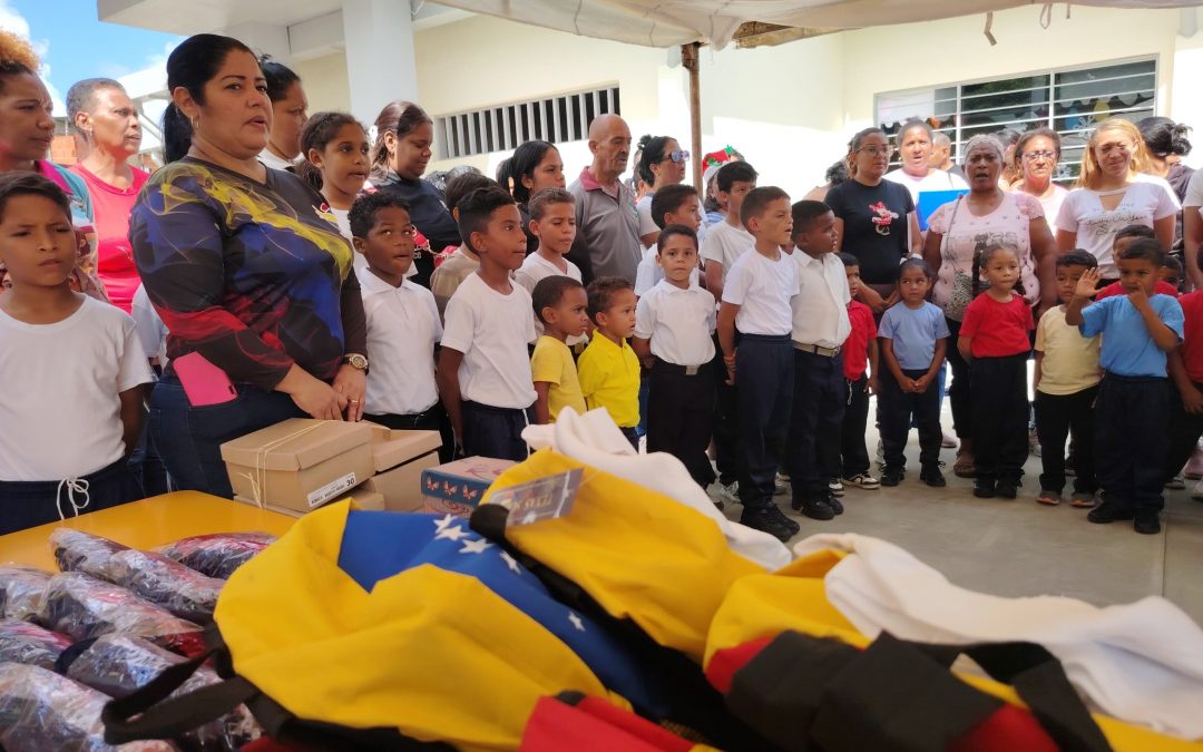 Páez fortalece la educación con entrega masiva de uniformes y juguetes