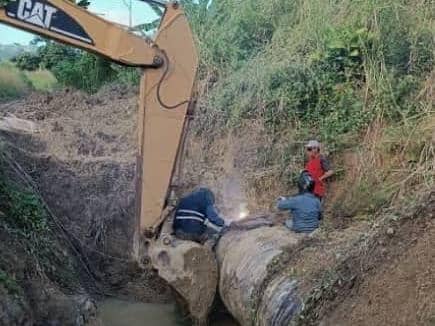 Atienden obstrucción de tubería de aguas servidas en Ciudad Lozada 2