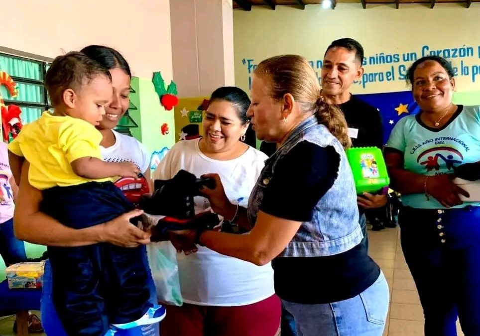 Entregan uniformes escolares a niños de Ocumare del Tuy
