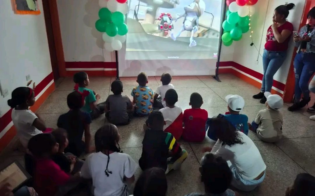 Cine comunitario y chocolate caliente integran familias en Yare