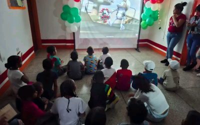 Cine comunitario y chocolate caliente integran familias en Yare