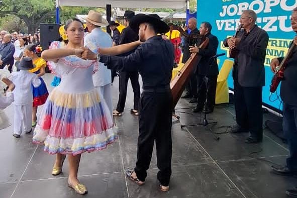 Joroperos mirandinos reciben réplica de Certificado Unesco en el Panteón Nacional