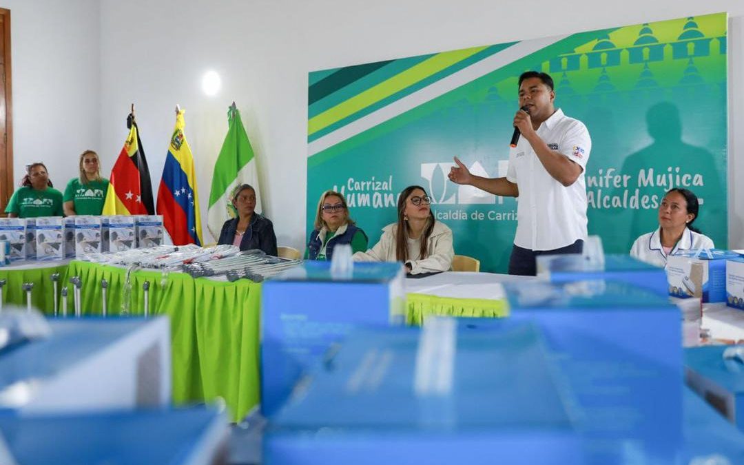 Miranda fortalece sistema de salud en Carrizal con dotación de equipos y entrega de ayudas técnicas del 1×10