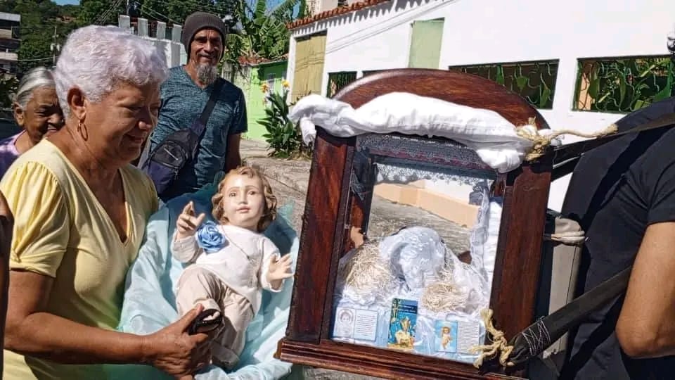 Fieles acompañaron la imagen del Niño Jesús por Santa Lucía del Tuy